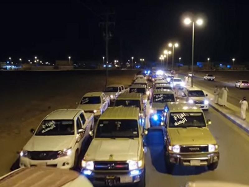 اضغط لمشاهدة الفيديو: موكب زفاف 23 عريسًا سعوديًا من قبيلة واحدة!